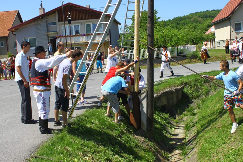 Stavanie maja (22).JPG