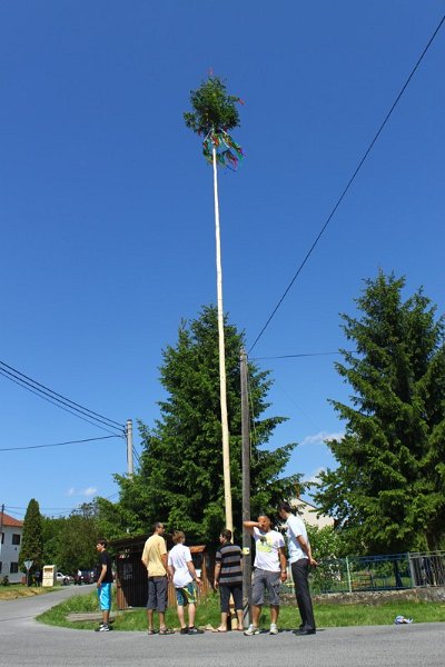 Stavanie maja (32).JPG